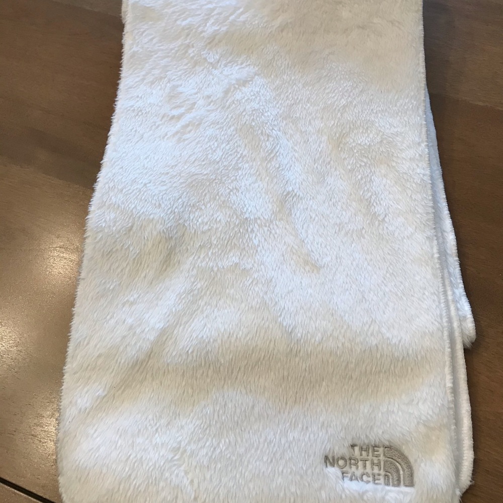 White Northface Scarf. New condition.